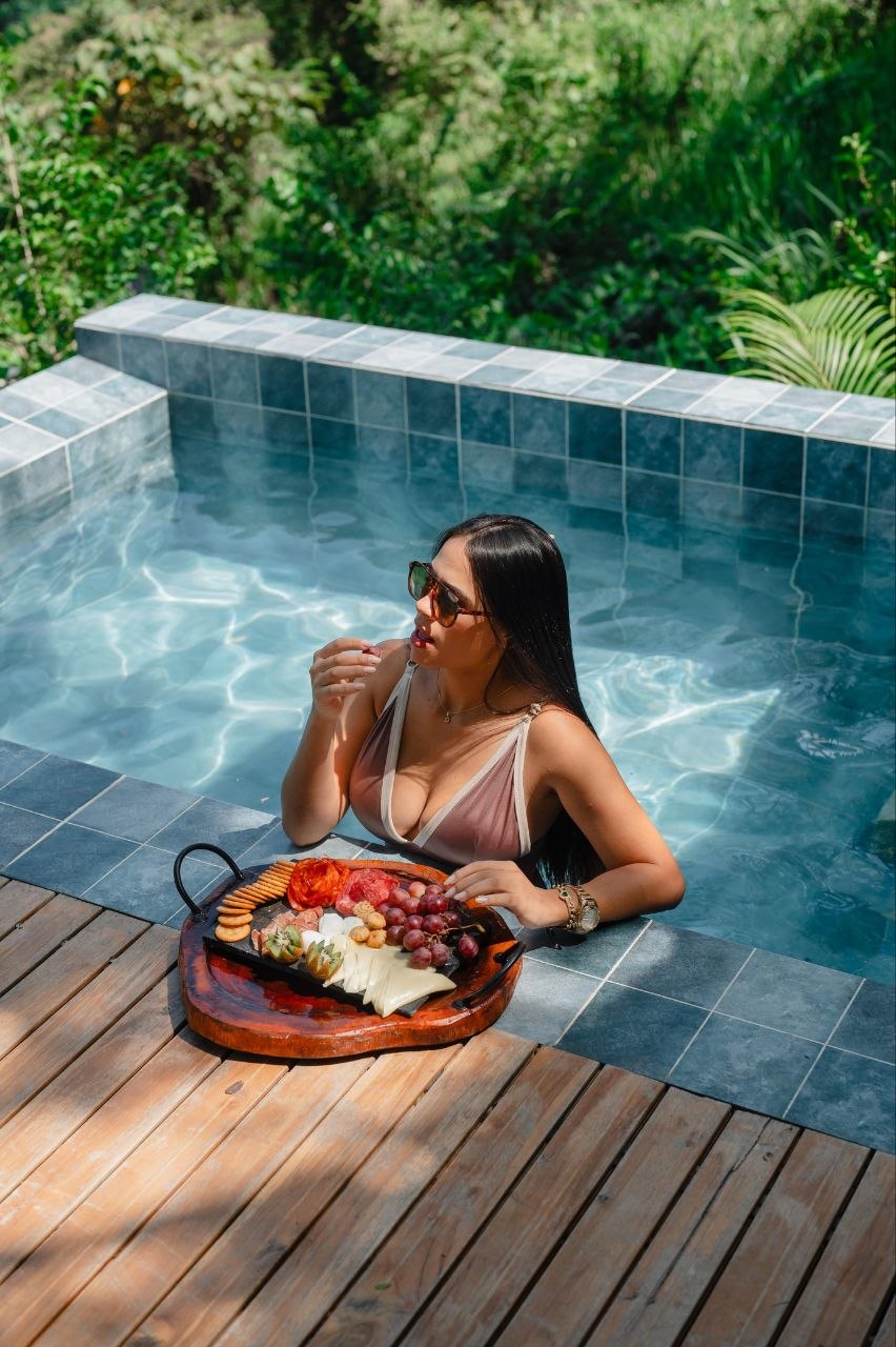 Tabla de quesos junto a la piscina en AD ECOVIDA